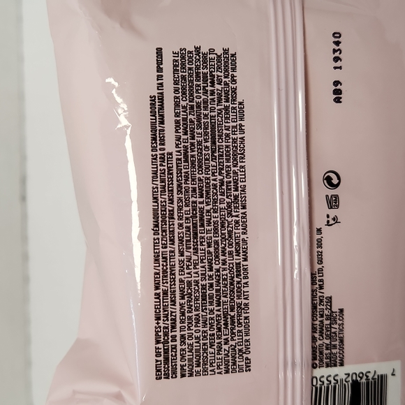 MAC Cosmetics Gently Off Wipes - Picture 2 of 3